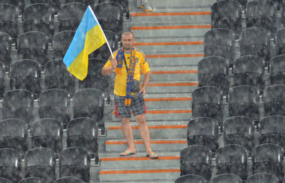 Евро 2012 Украина-Франция 0:2. Многие болельщики спрятались от грозы, но не ВСЕ.