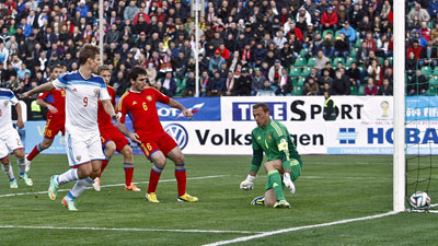 Россия-Армения 2-0 Кокорин забивает гол.