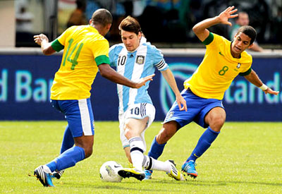 Ромуло игрок сборной Бразилии против Месси.