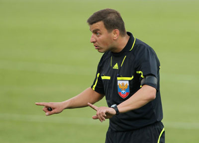 Михаил Вилков арбитр по футболу.