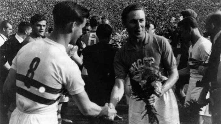 Мельбурн-1956. Алексей ПАРАМОНОВ (справа) и Шандор КОЧИШ перед матчем СССР - Венгрия.