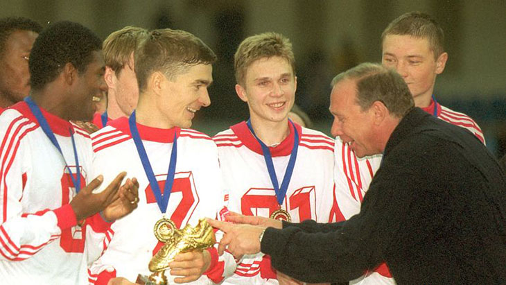 Робсон (слева), Олег Булатов, Виктор Бугаков, Антон Монахов и Олег Романцев (слева) празднуют победу в Кубке Содружества. 