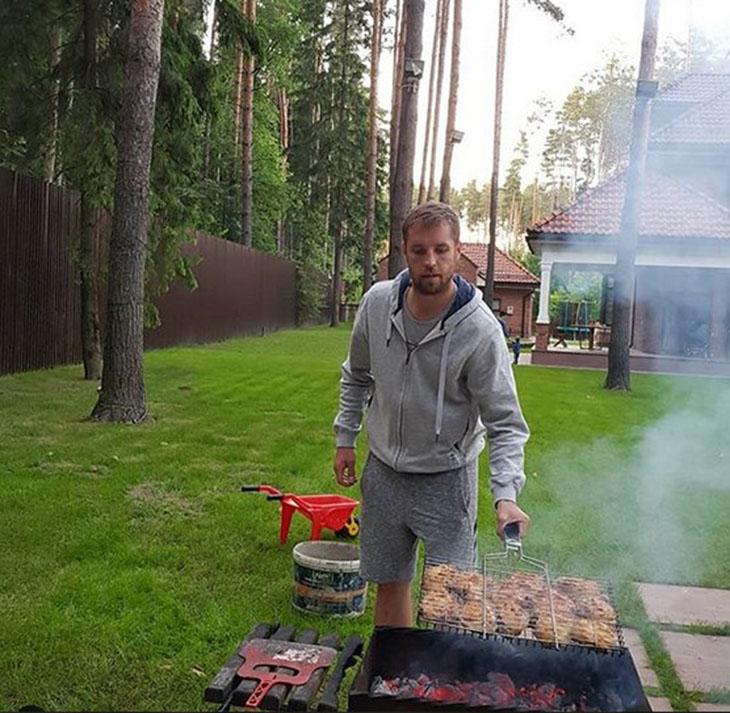 Кирилл Комабаров готовит шашлык