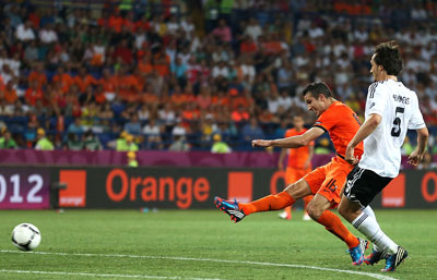 Голландия-Германия 1:2 Евро 2012. Ван Перси отыгрывает один мяч.