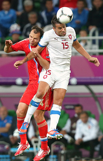 Россия-Чехия 4:1 Евро 2012, Игнашевич в борьбе за мяч.