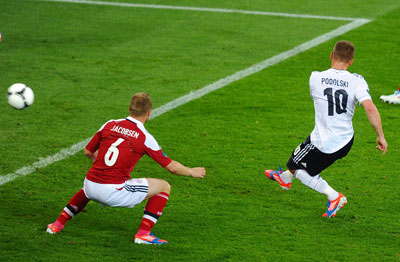 Евро 2012 Дания-Германия 1:2, Подольски открывает счёт.