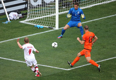Голландия-Дания 0:1 Евро 2012. Крун-Дели Забивает гол в ворота "оранжевых".