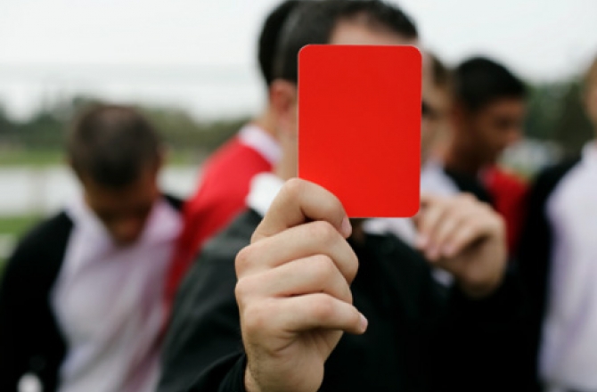 Красная карточка, арбитрам по футболу!
