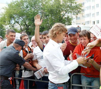 Валерий Карпин, автографы после матча.