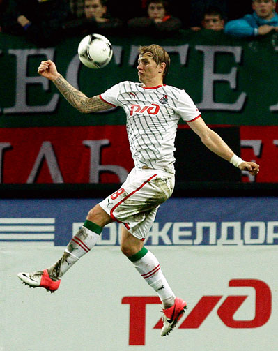 Павлюченко забивает гол в ворота Спартака.