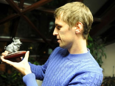 Дмитрий Комбаров получил "золотого кабана" за 2013 год.