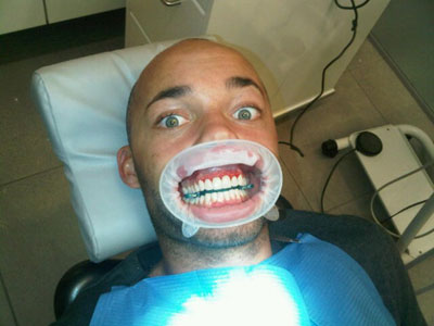 Деми де Зеув в кабинете стоматолога.