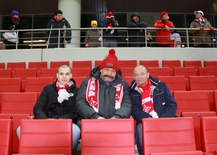 Я, Славик и Виктор Баринов на трибуне стадиона Открытие