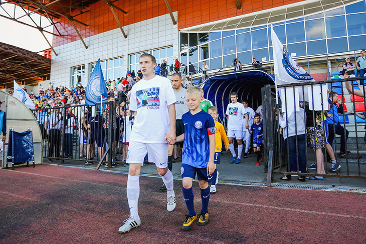 Александр Филимонов завершил карьеру. Игроки вышли на поле в специальных майках.
