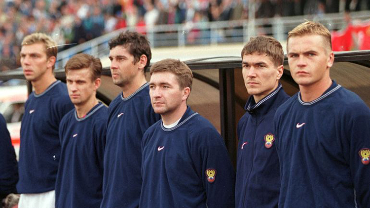 2001 год. Виктор БУЛАТОВ (второй справа) в сборной России