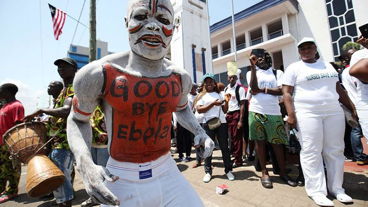 Люди празднуют окончание эпидемии вируса Эбола в Либерии