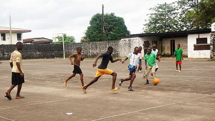 дети играют в футбол на площадке Либерийского университета
